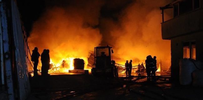 مصدومیت یک آتش نشان هنگام مهار آتش سوزی در رشت