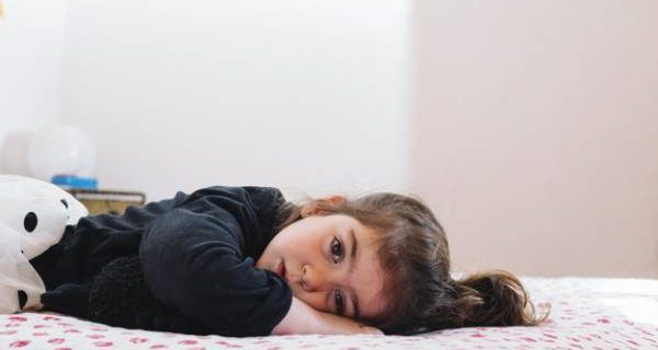 واداشتن فرزندتان به تنها خوابیدن، درست است یا غلط؟