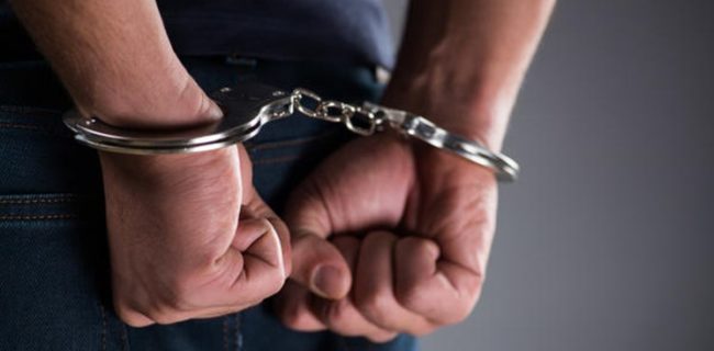 خانوادهام فکر میکنند در پادگان سربازم ولی در زندانم خانوادهام فکر میکنند در پادگان سربازم ولی در زندانم