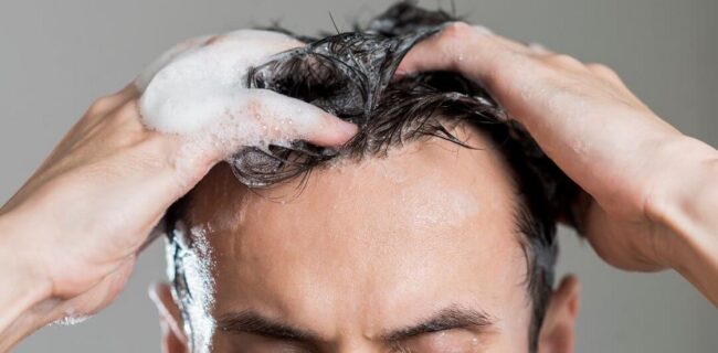 چند اشتباه رایج در شستشوی موها که اغلب مرتکب می‌شویم