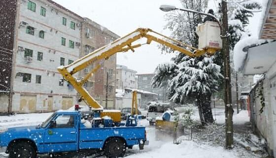 پایداری شبکه های توزیع برق استان گیلان علیرغم بارش برف و وزش باد