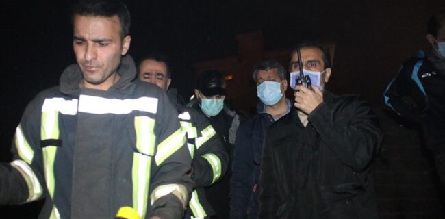 حضور شهردار رشت در کنار آتش‌نشانان شهر باران با تشدید آتش‌سوزی‌ها در رشت و حومه شهر