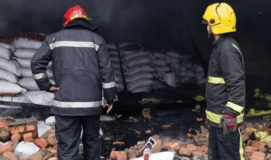 آتش‌سوزی مهیب در یک شهرک صنعتی؛ آتش نشانی اعلام وضعیت بحرانی کرد