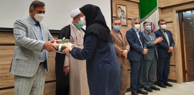 از 40 پزشک فعال بیمارستان رازی که در جریان شیوع بیماری کرونا بصورت شاخص نقش آفرینی نمودند تجلیل گردید از ۴۰ پزشک فعال بیمارستان رازی که در جریان شیوع بیماری کرونا بصورت شاخص نقش آفرینی نمودند تجلیل گردید