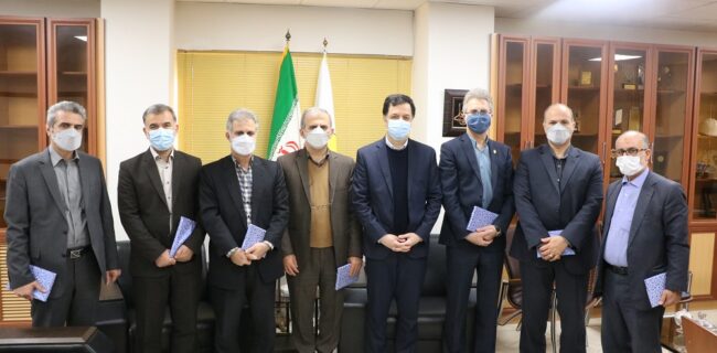 اهداء كتاب از سوی مدیرعامل توزیع برق گیلان اهداء کتاب از سوی مدیرعامل توزیع برق گیلان