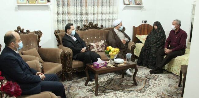 دیدار مدیرکل بهزیستی گیلان با ام الشهدای امام پناهی در روستای قلعه رودخان شهرستان فومن
