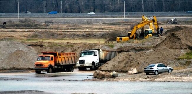 برخورد قانونی با برداشت کنندگان غیرمجاز مصالح رودخانه‌ای در گیلان