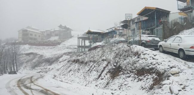امدادرسانی هلال احمر گیلان به خودروهای گرفتار شده در برف