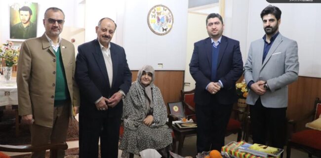 دیدار سرپرست شهرداری و رئیس شورای اسلامی شهر رشت با خانواده شهید امین اصغری دیدار سرپرست شهرداری و رئیس شورای اسلامی شهر رشت با خانواده شهید امین اصغری