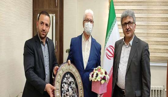 تکریم استاد پیشکسوت توسط رئیس دانشگاه علوم پزشکی گیلان و مدیر صندوق بازنشستگی کشوری استان