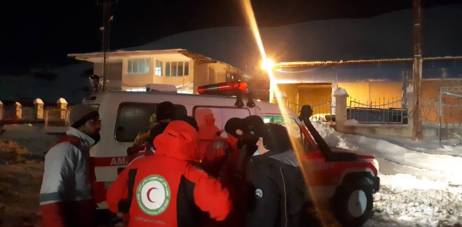اسکان اضطراری ۲۰ مسافر گرفتار در برف در محور اسالم به خلخال گیلان