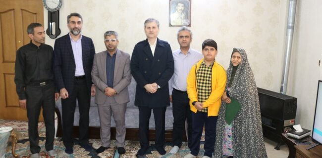 در آستانه‌ی روز بزرگداشت شهدا، مدیرکل نوسازی مدارس استان با خانواده معظم شهید شاقلانی در رشت دیدار نمود.