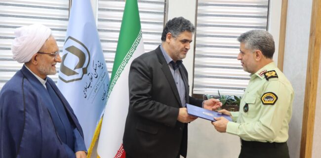 تقدیر فرمانده فراجای استان از مهندس حامد دائمی مدیرکل بنیاد مسکن انقلاب اسلامی گیلان تقدیر فرمانده فراجای استان از مهندس حامد دائمی مدیرکل بنیاد مسکن انقلاب اسلامی گیلان