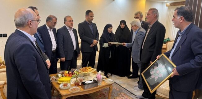 تجدید پیمان مسئولان گیلانی با خانواده آزاده سرافراز مرحوم «آیت گنجی» در رشت تجدید پیمان مسئولان گیلانی با خانواده آزاده سرافراز مرحوم «آیت گنجی» در رشت